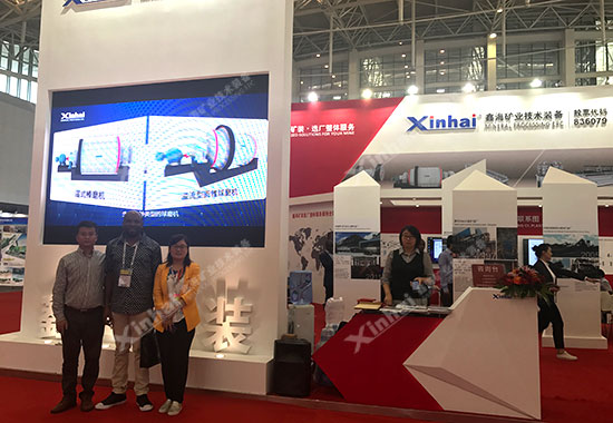 客戶(hù)要求與鑫海銷(xiāo)售人員與LED展示合影留念