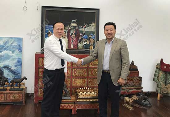 鑫海礦裝董事長張?jiān)讫埾壬菰L客戶