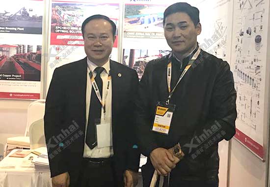 鑫海礦裝董事長張?jiān)讫埾壬c參展客戶