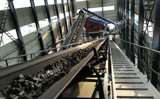皮帶輸送機(jī)運行中