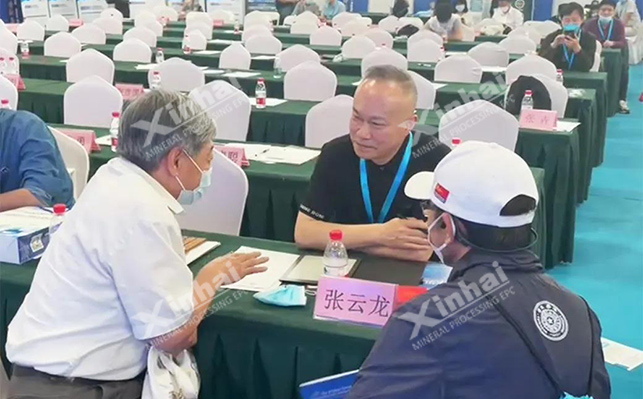 董事長(zhǎng)張?jiān)讫埾壬c參會(huì)代表交流