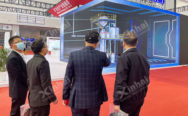 董事長(zhǎng)張?jiān)讫埾壬鸀榭蛻艚榻B展示內(nèi)容